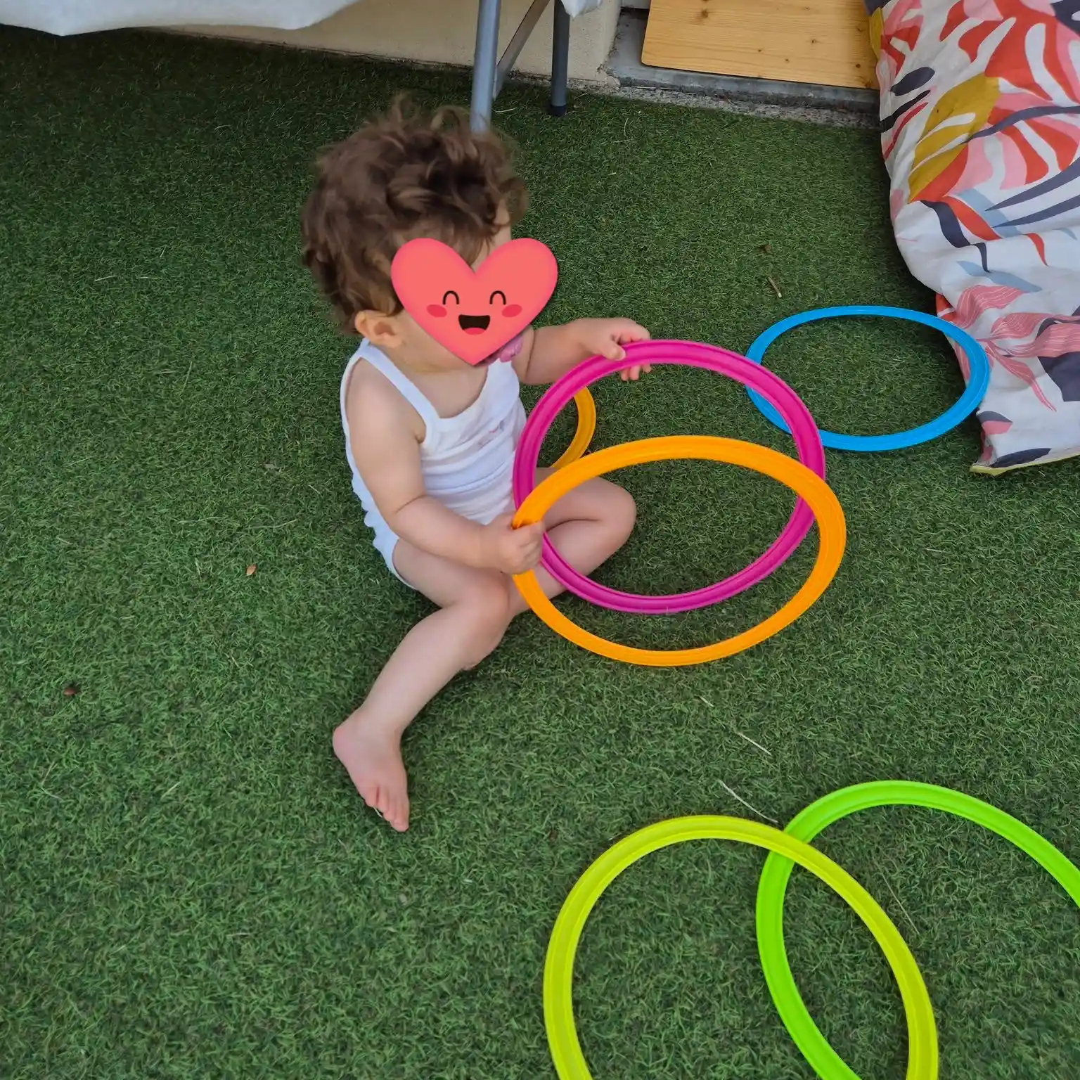 Photo d'un enfant jouant avec des cerceaux.