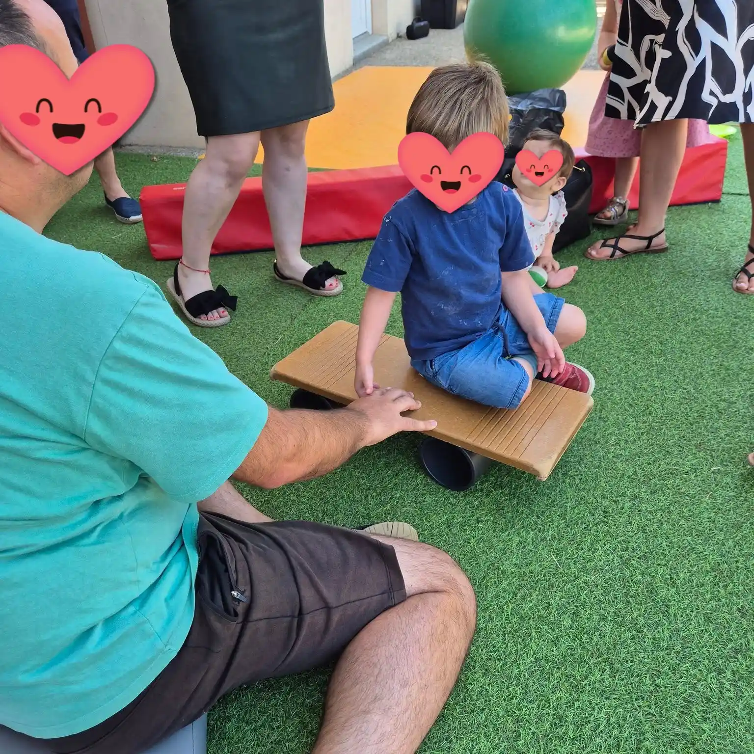Photo d'un enfant jouant avec son parent.