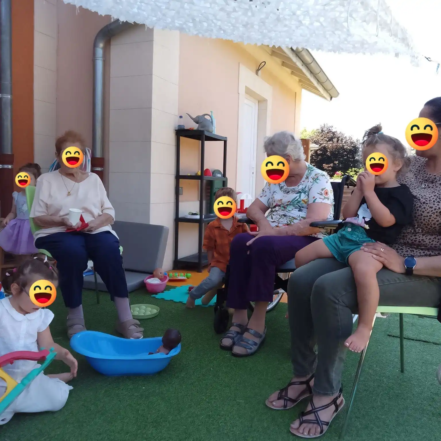 Photo d'enfants jouant avec des adultes.