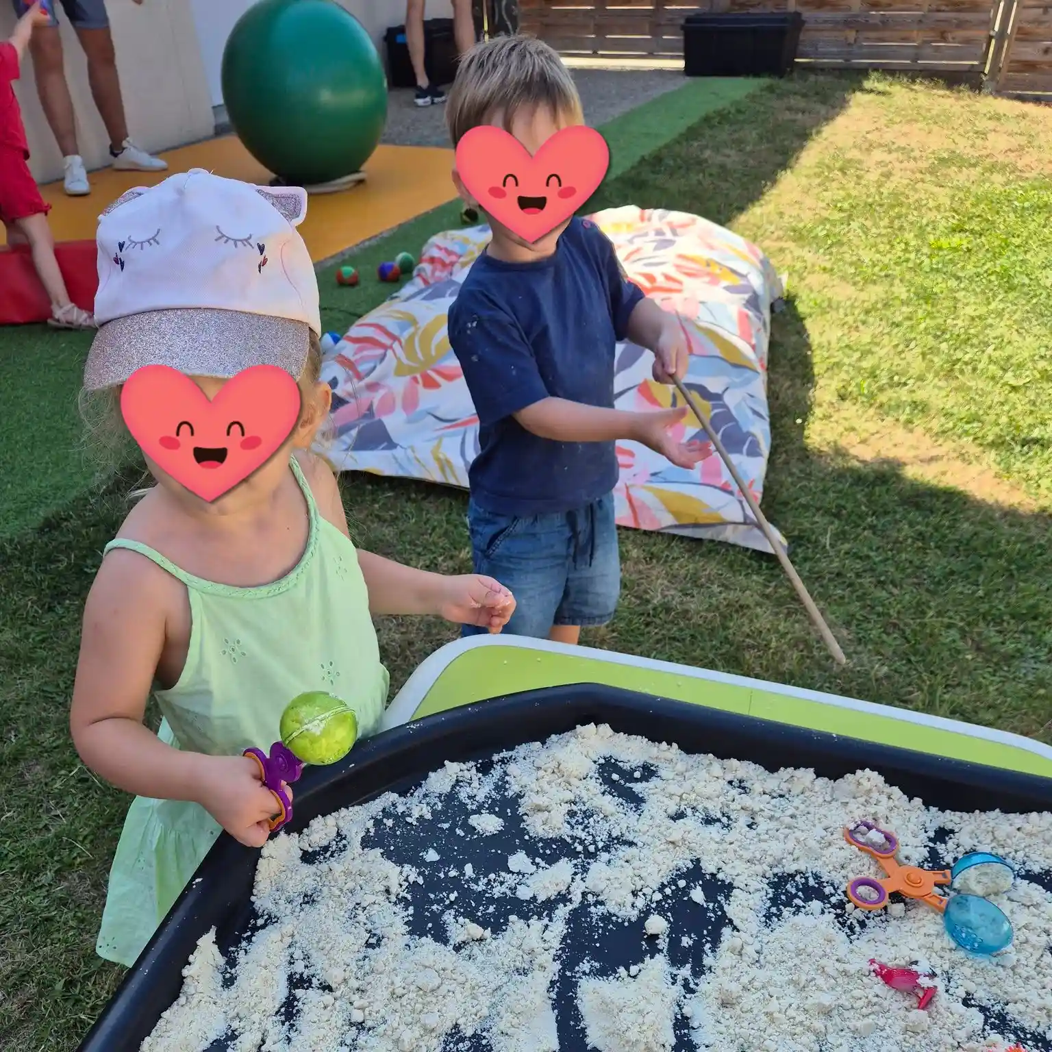 Photo d'enfants jouant avec du sable.