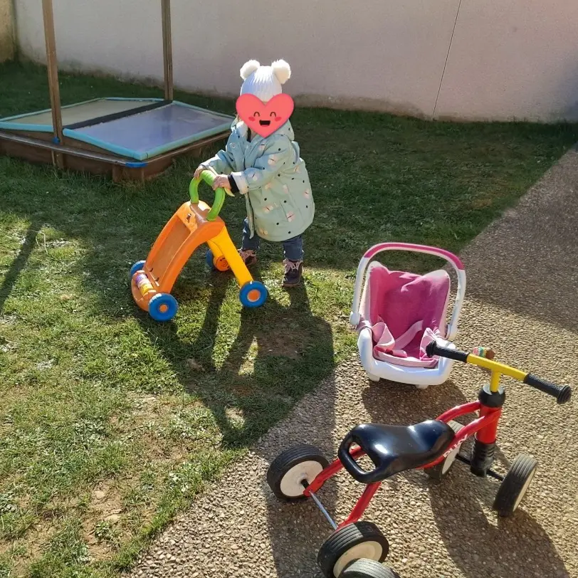 Photo d'une petite fille qui joue dans le jardin de la crèche.